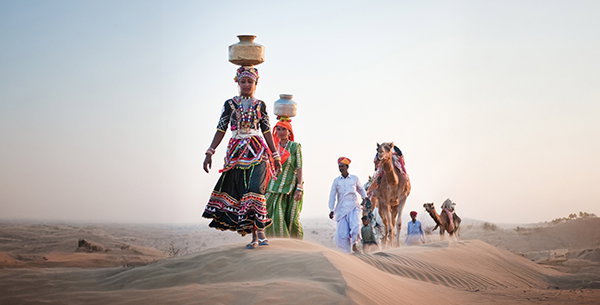 Inder mit Kamelen in der Wüste von Rajasthan (Indien).