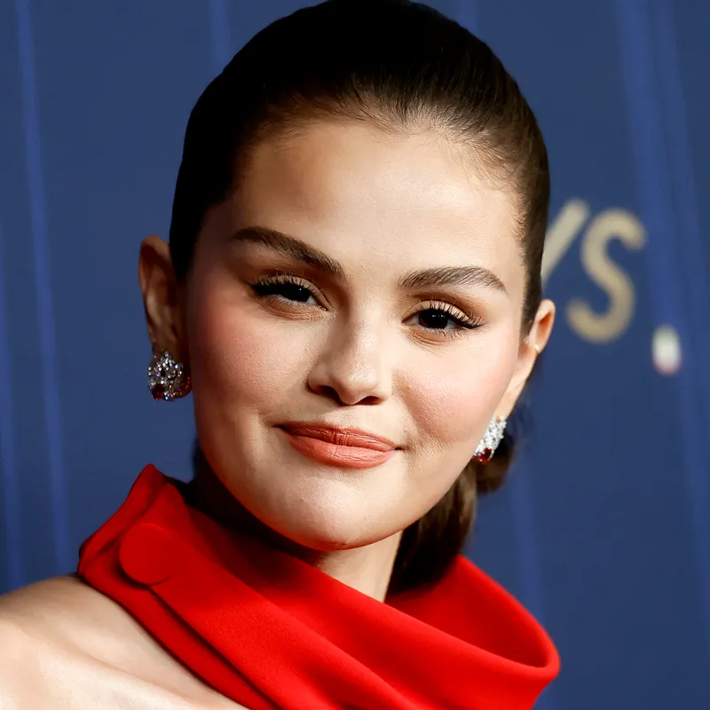 Selena Gomez's Iridescent Chrome Jelly Nails Feel So '90s