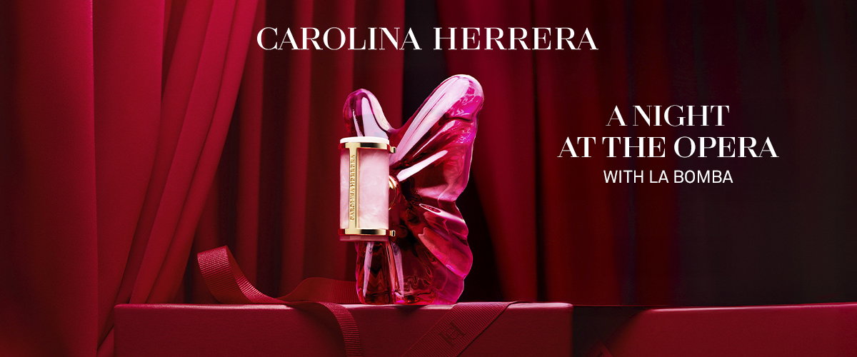 „Parfümflakon von Carolina Herrera in elegantem rosa Design, umgeben von roten Vorhängen, mit dem Text ‘A Night at the Opera with La Bomba’