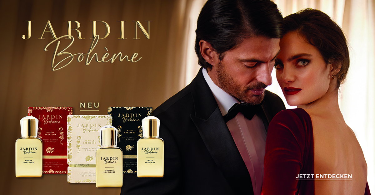 „Douglas Werbung für das Parfum Jardin Bohème: Ein elegant gekleidetes Paar steht eng beieinander, daneben drei Parfumflakons und Verpackungen in Rot, Weiß und Schwarz. Text: ‘Jardin Bohème – neu’. Button: ‘Jetzt entdecken’.“