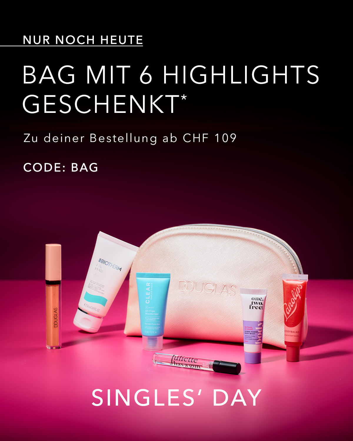 „Douglas Werbung zum Singles’ Day: Eine beige Kosmetiktasche mit sechs Beauty-Produkten davor auf pinkem Hintergrund. Text: ‘Nur noch heute – Bag mit 6 Highlights geschenkt* zu deiner Bestellung ab CHF 109. Code: BAG.’“