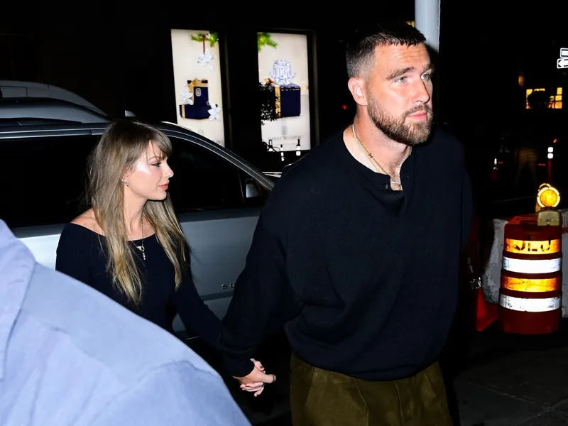 New York, NY Taylor Swift and Travis Kelce were seen arriving at The Polo Bar in New York City for a cozy dinner outing. Taylor looked elegant in a black off-the-shoulder top and gray wide-leg trousers paired with a sleek handbag, while Travis kept it understated in an all-black ensemble as they enjoyed another evening together in Manhattan.Pictured: Taylor Swift, Travis Kelce