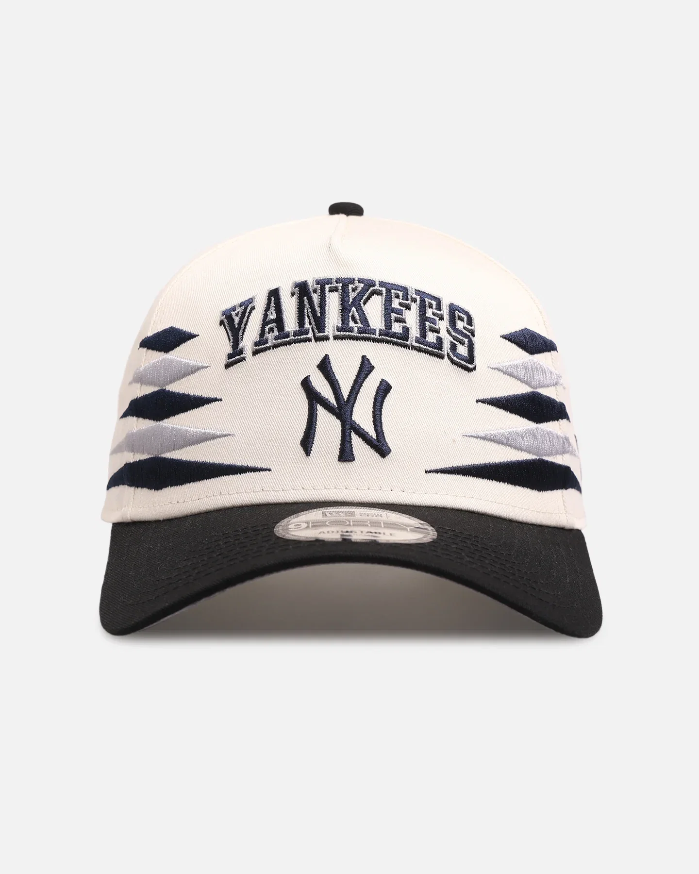 Image of New Era New York Yankees 'Regency Crown' 9FORTY A-Frame Snapback Chrome White/Black