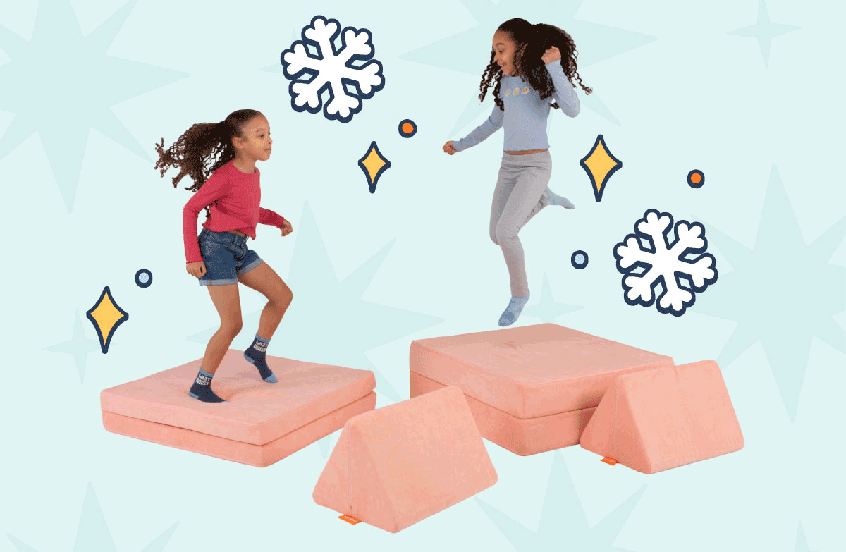 Two children play on a Nugget in the color Blosssom