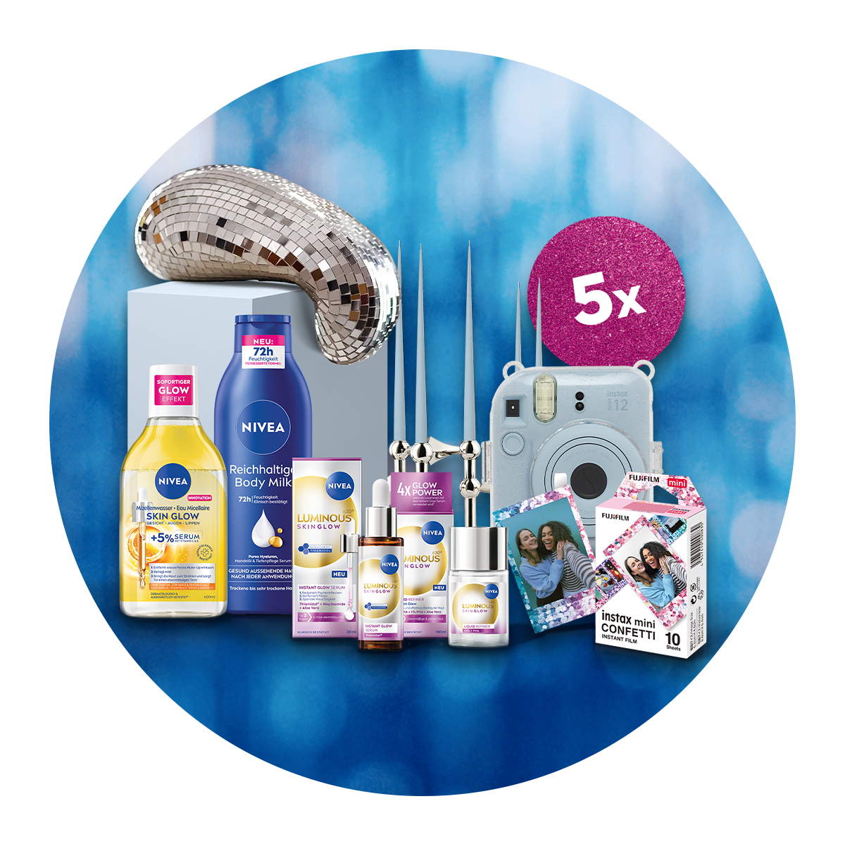 Gewinnspielpaket mit NIVEA Skin Glow und Body-Produkten, Fujifilm Instax Mini Sofortbildkamera, Konfetti-Film und Deko vor glitzernd-blauem Hintergrund.