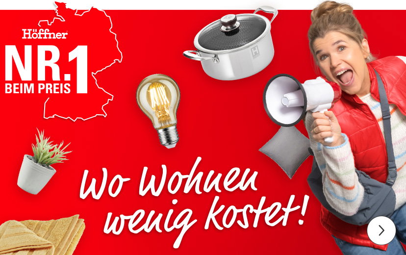 Rotes Plakat mit einer lachenden Frau, die ein Megafon hält, umgeben von Haushaltsartikeln wie Topf, Glühbirne und Pflanze. Weißer Schriftzug links: 'Höffner NR.1 BEIM PREIS'. Große geschwungene Schrift: 'Wo Wohnen wenig kostet!'.