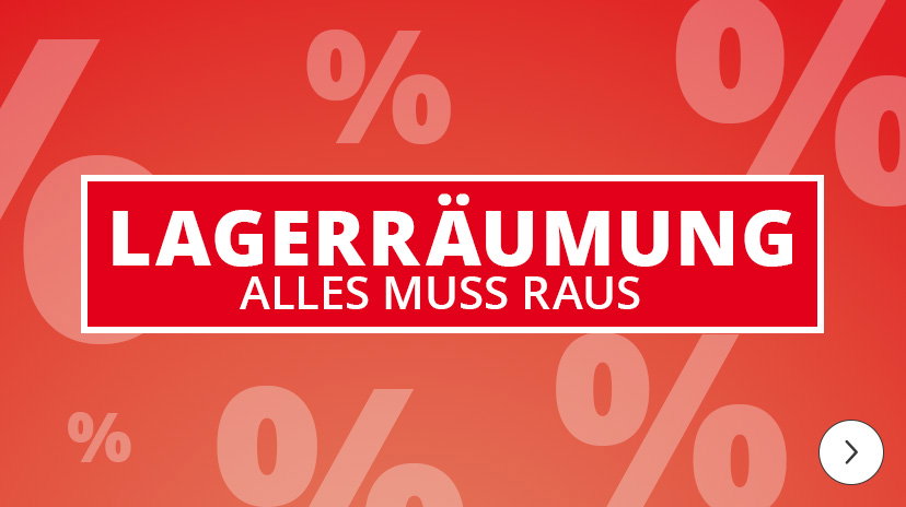 Werbebanner mit leuchtend rotem Hintergrund, auf dem verblasste Prozentzeichen sichtbar sind. In der Mitte steht in einem roten Kasten mit weißem Rahmen der Text 'LAGERRÄUMUNG ALLES MUSS RAUS'
