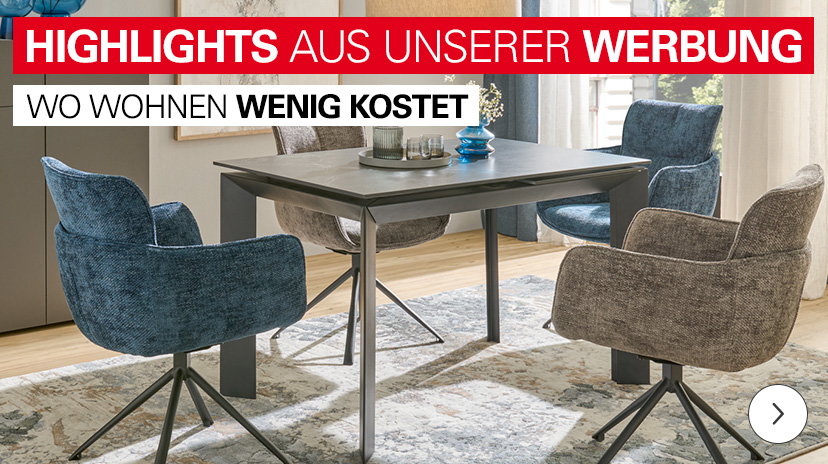 Abbildung eines modernen Essbereichs mit einem dunkelgrauen Tisch und vier Stühlen mit blauen und braunen Stoffbezügen auf einem gemusterten Teppich. Oben steht der Text 'HIGHLIGHTS AUS UNSERER WERBUNG WO WOHNEN WENIG KOSTET'.