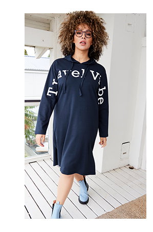 Vestido midi sport, texto, capucha, manga larga