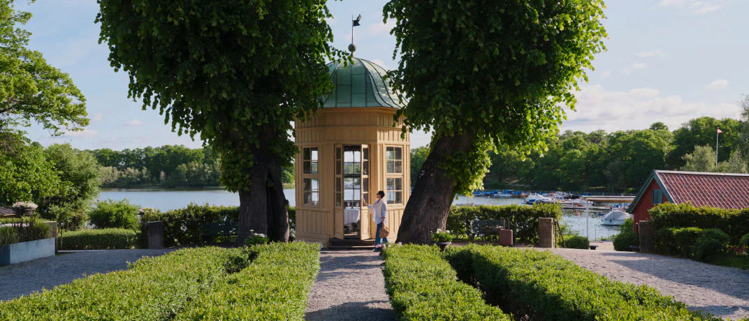 Book a hotel with free cancellation 