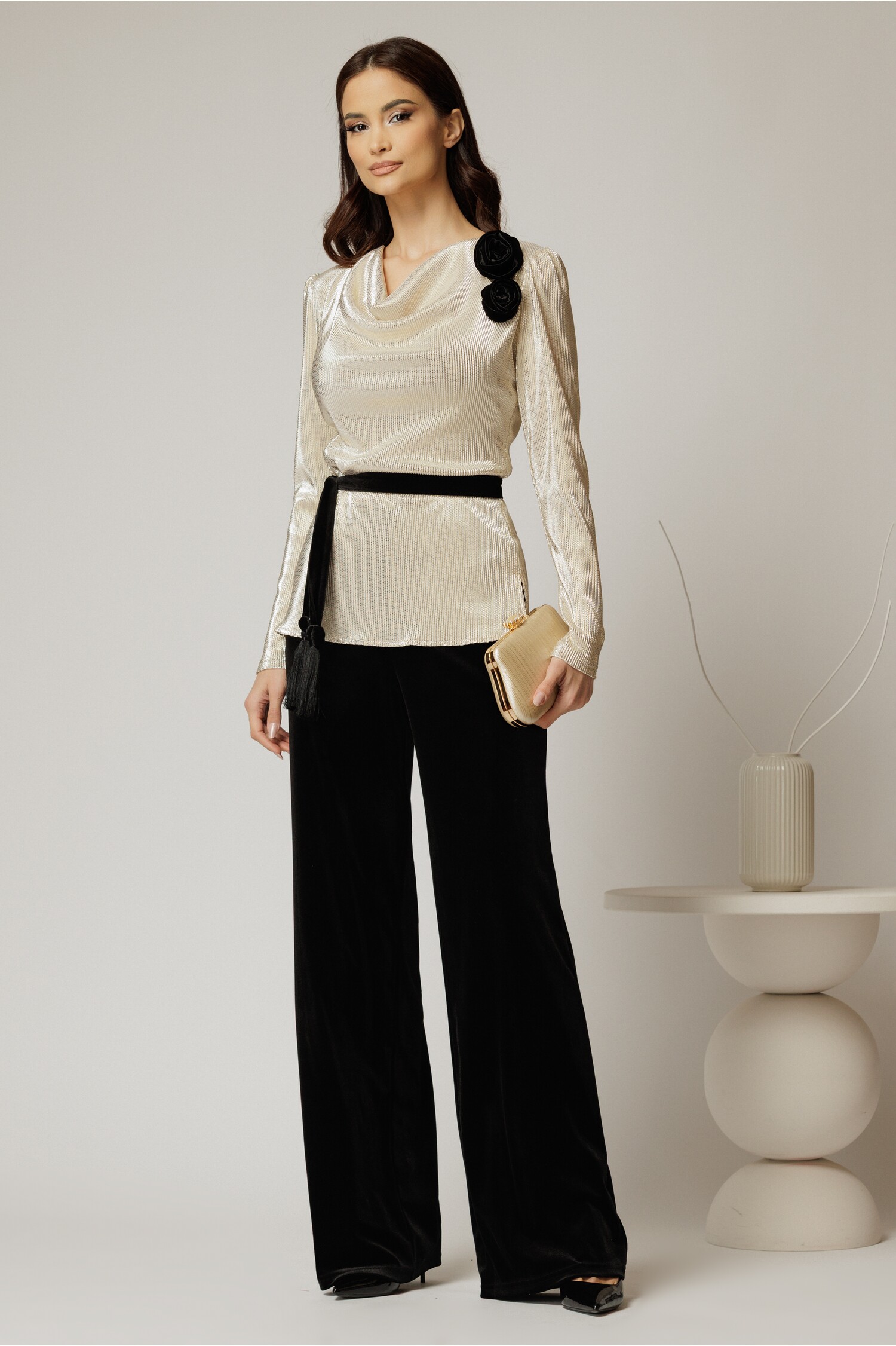 Compleu dama cu bluza aurie si pantalon din catifea