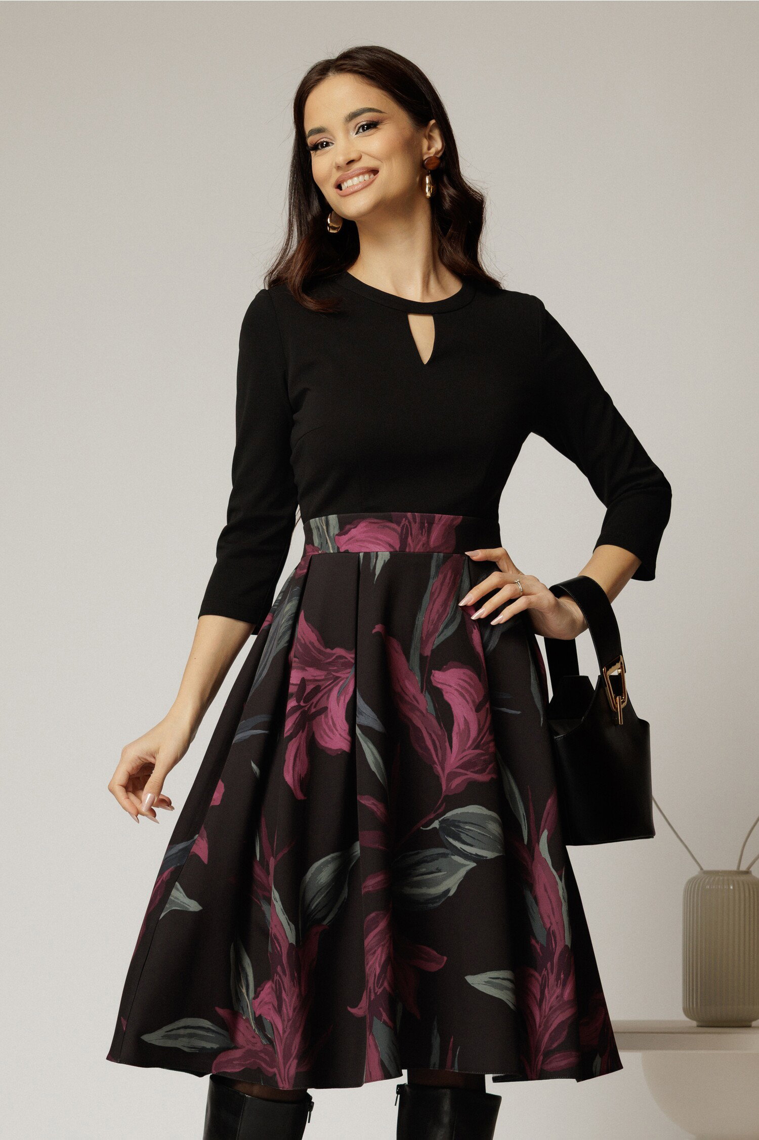 Rochie DY Fashion midi neagra cu imprimeu si decupaj la decolteu