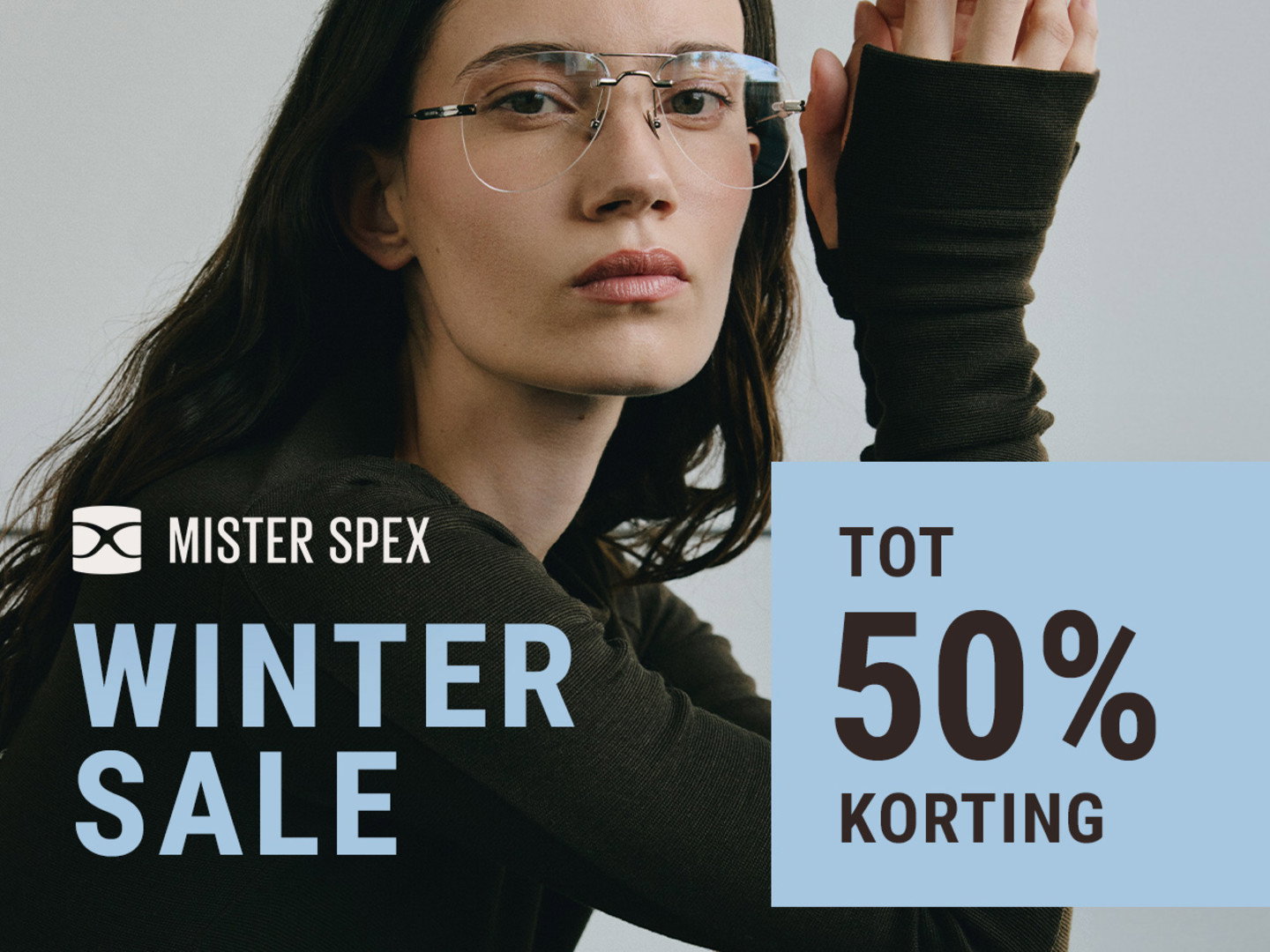 Model draagt een minimalistische bril met dun metalen montuur. Links staat het Mister Spex-logo met de tekst “Winter Sale”, rechts een lichtblauw vlak met de boodschap “Tot 50% korting”.