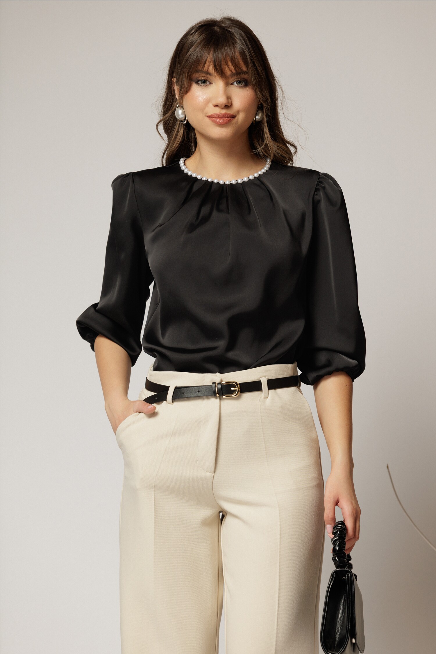 Bluza DY Fashion neagra din satin cu perle la decolteu