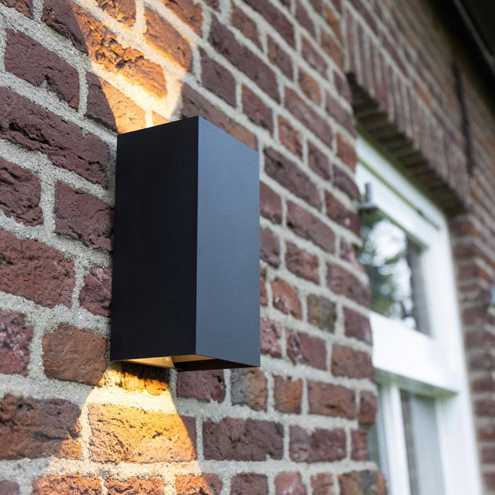 The Miles XL on a stone wall.