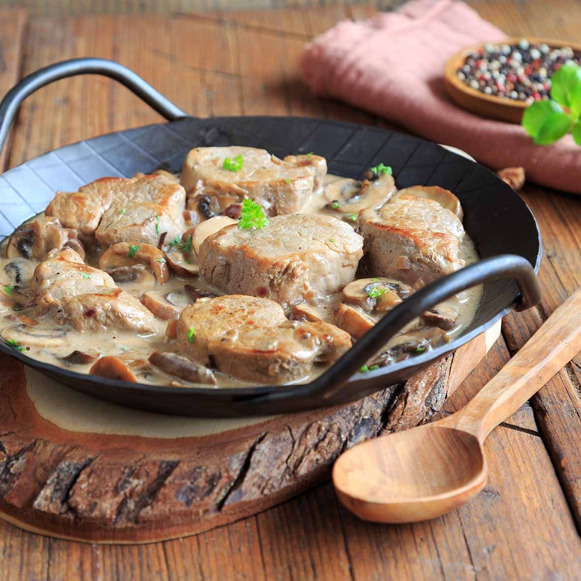 Zarte Schweinemedaillons in Champignonrahm – mit Rotwein & Sherrynote (2 × 250 g)