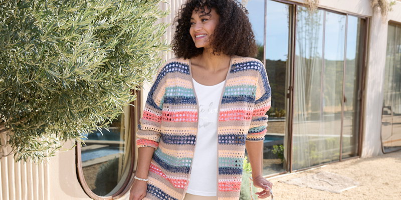 Werbebanner mit Model in hell gestreiftem Cardigan