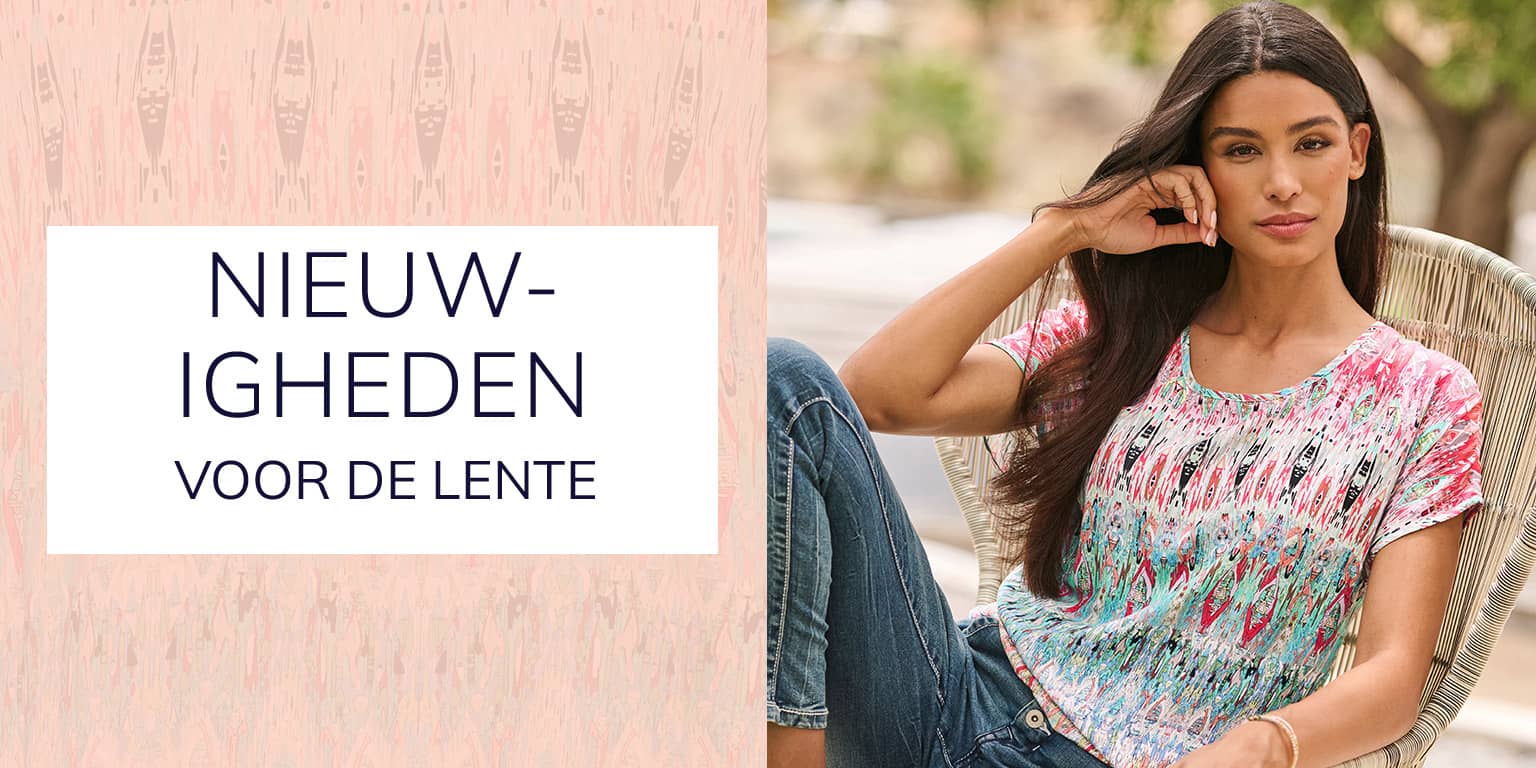 Een model zit ontspannen in een witte stoel, draagt een beige hoodie, broek met patroon en witte sneakers. Links staat 'ONZE NIEUWE PRODUCTEN'.