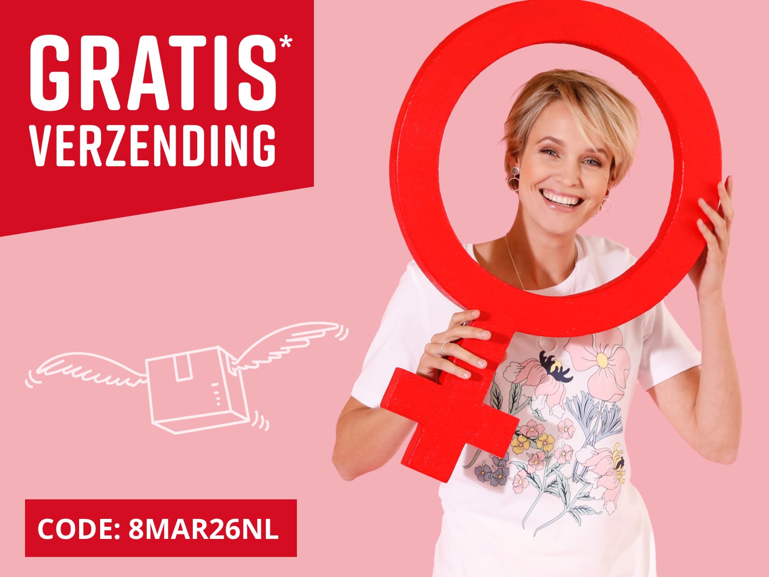 Een model houdt een grote rode vrouwensymboolring voor zich, draagt een wit T-shirt met bloemenprint tegen een roze achtergrond. Op een rood podium wordt gratis verzending aangekondigd. 