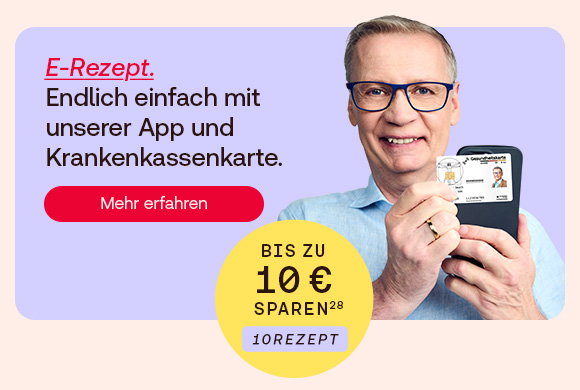 Mann hält Smartphone mit E-Rezept-App und Gesundheitskarte. Text: E-Rezept – endlich einfach mit unserer App und Krankenkassenkarte. Gelber Kreis: Bis zu 10 € sparen²⁸ (Fußnote 28), Code: 10REZEPT. Roter Button: Mehr erfahren.