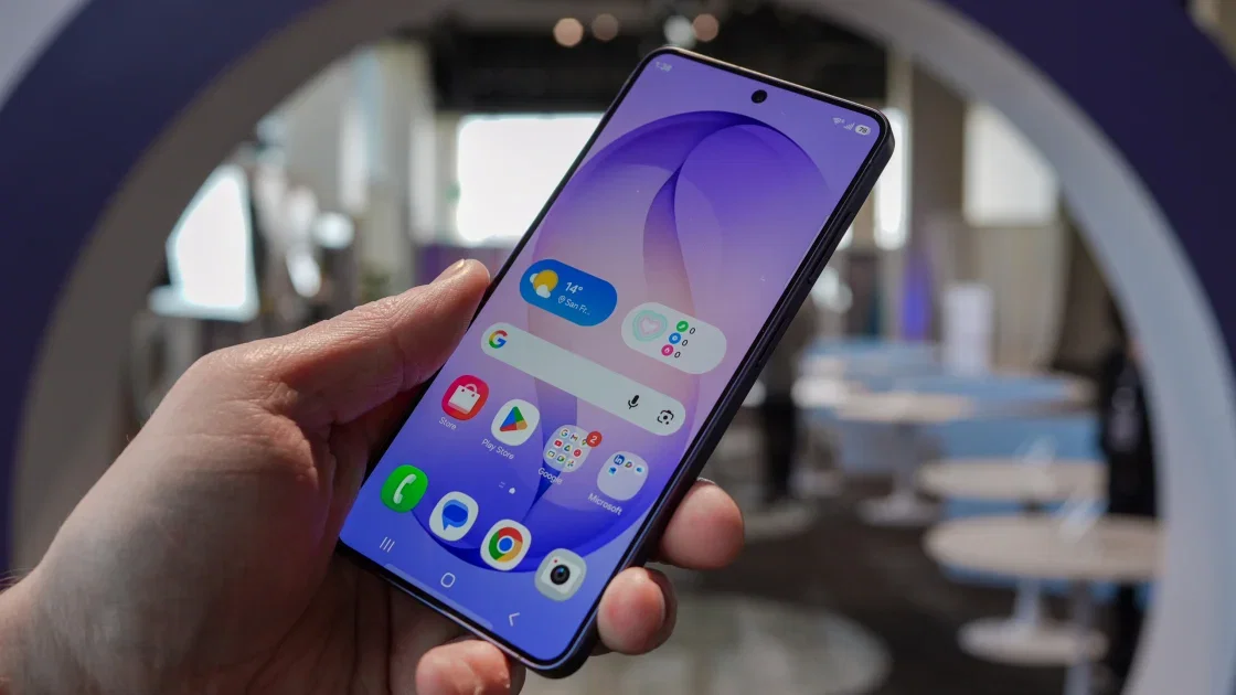 Samsung's Smallest Galaxy S Phone Is Mostly Satisfying