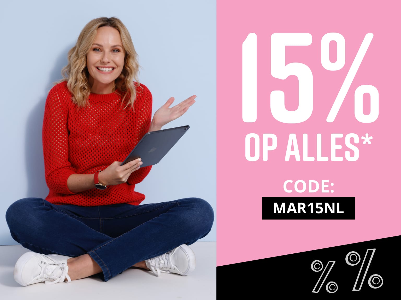 Een model met lang blond haar draagt een rode trui en houdt een tablet vast, daarnaast staat '15% korting op alles*'.