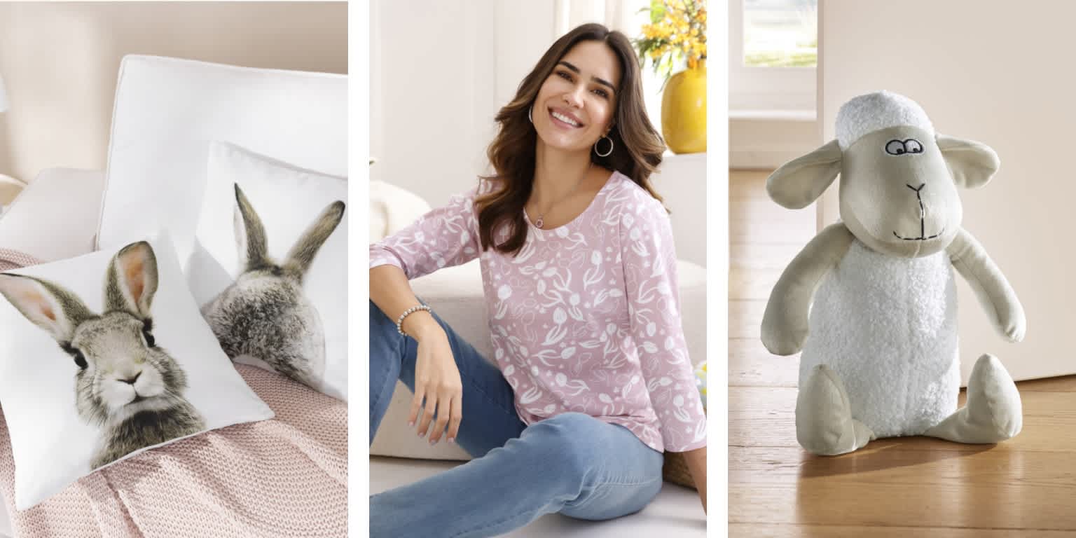 Links twee kussens met konijnenmotieven op een bank. Midden een model in een roze bloementrui en blauwe jeans. Rechts een staande witte pluchen schaapfiguur op een houten vloer.