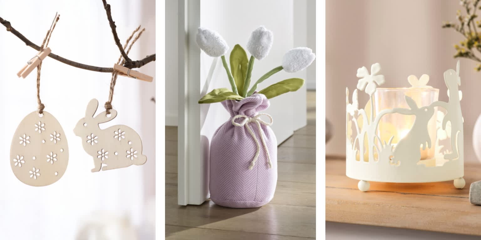 Links twee houten paasornamenten hangend aan takken. Midden een paarse deurstopper met witte tulpen. Rechts een witte metalen theelichthouder met konijn- en bloemmotieven.