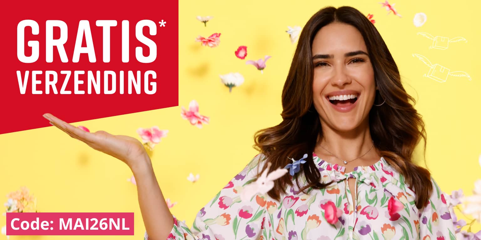 Een model in een gebloemde blouse houdt beide handen zijwaarts op voor een gele achtergrond. Kleurrijke bloemblaadjes en kleine witte pakketten met vleugels zweven om haar heen. Tekst in de afbeelding: 'GRATIS VERZENDING'.