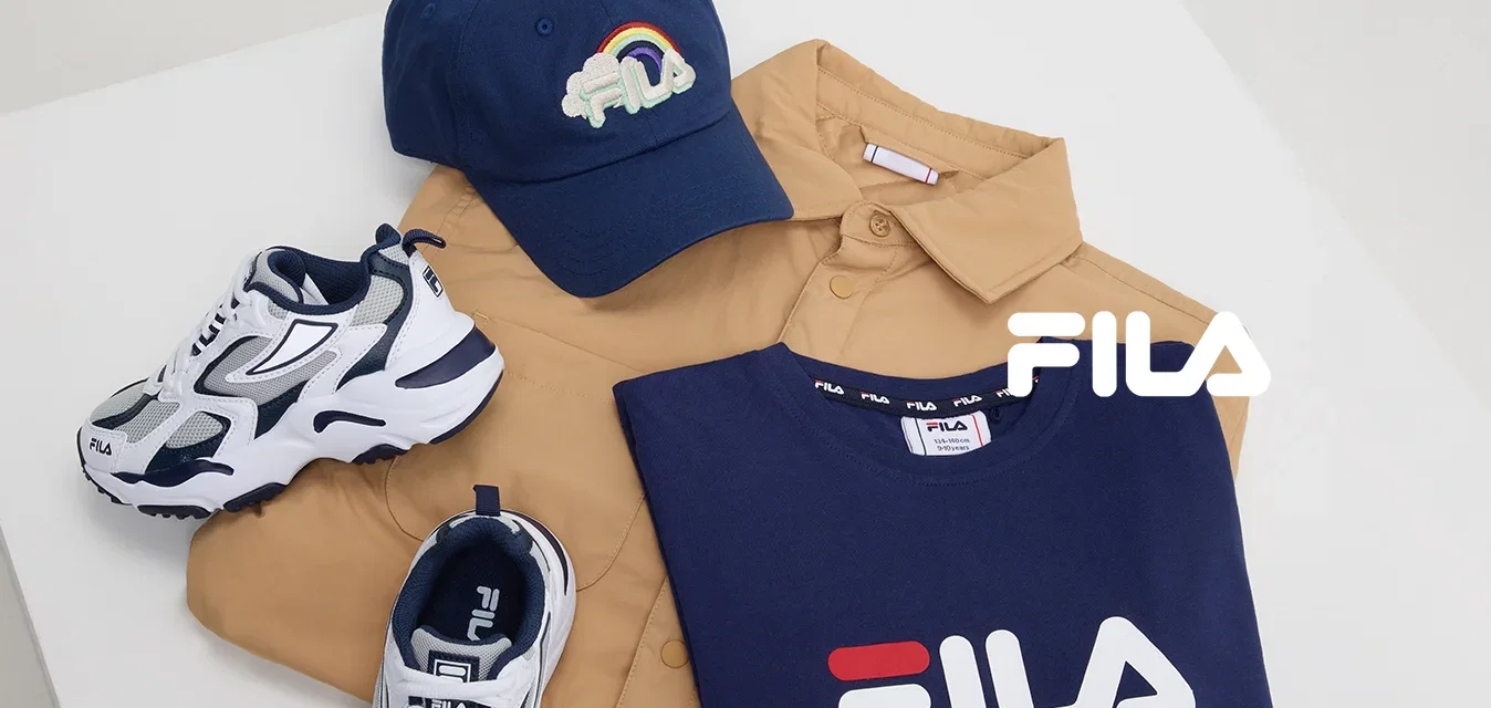 Casquette marine avec un design brodé arc-en-ciel, chemise beige, T-shirt marine de Fila et baskets blanches avec accents marins et détails en maille.