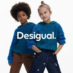 Des pulls à capuche en tricot bleu avec une texture côtelée, associés à un jean en denim foncé à jambes larges orné de broderies florales. Des chaussures beiges à enfiler.