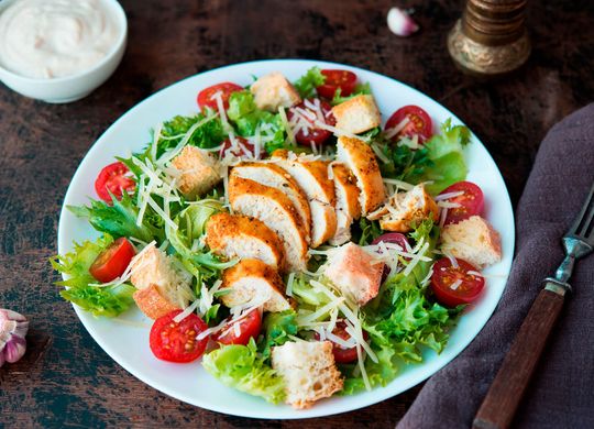 Ensalada césar con pechuga de pollo al vapor