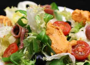Xatonada, ensalada de escarola con salsa romesco
