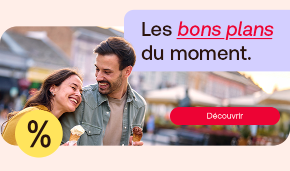 Un couple souriant savoure une glace dans une vieille ville animée. Au premier plan, un symbole de pourcentage et un message sur les offres du moment avec un bouton rouge « Découvrir ». L’image evoque plaisir, complicite et opportunites interessantes au quotidien.