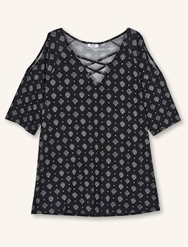 schwarzes Shirt mit weißem Minimalprint und Cutouts an den Ärmeln