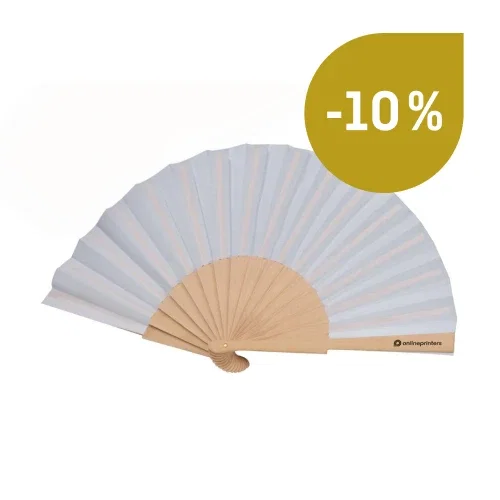 Ventagli con pagine di carta chiara e manico in legno chiaro, esposti con un cartellino rotondo con la scritta «-10 %»