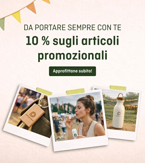 Tre foto polaroid con portachiavi in legno, donna che beve da bicchiere e borraccia bianca con logo su sfondo esterno