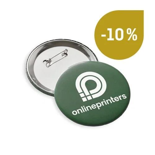 Distintivi rotondi verdi con un logo bianco e la scritta «onlineprinters», dotati di una spilla da balia sul retro, accanto a un cerchio giallo con la scritta bianca «-10%»