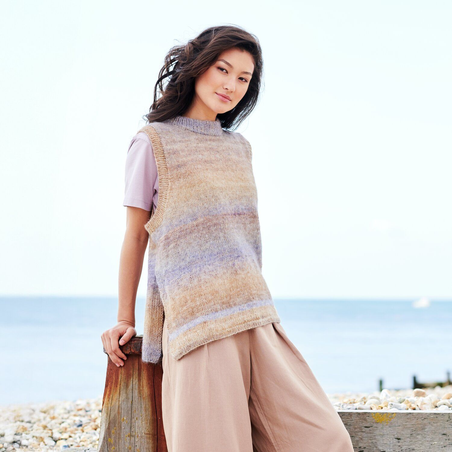 Frau am Strand mit Pullunder Strickset in Naturfarben
