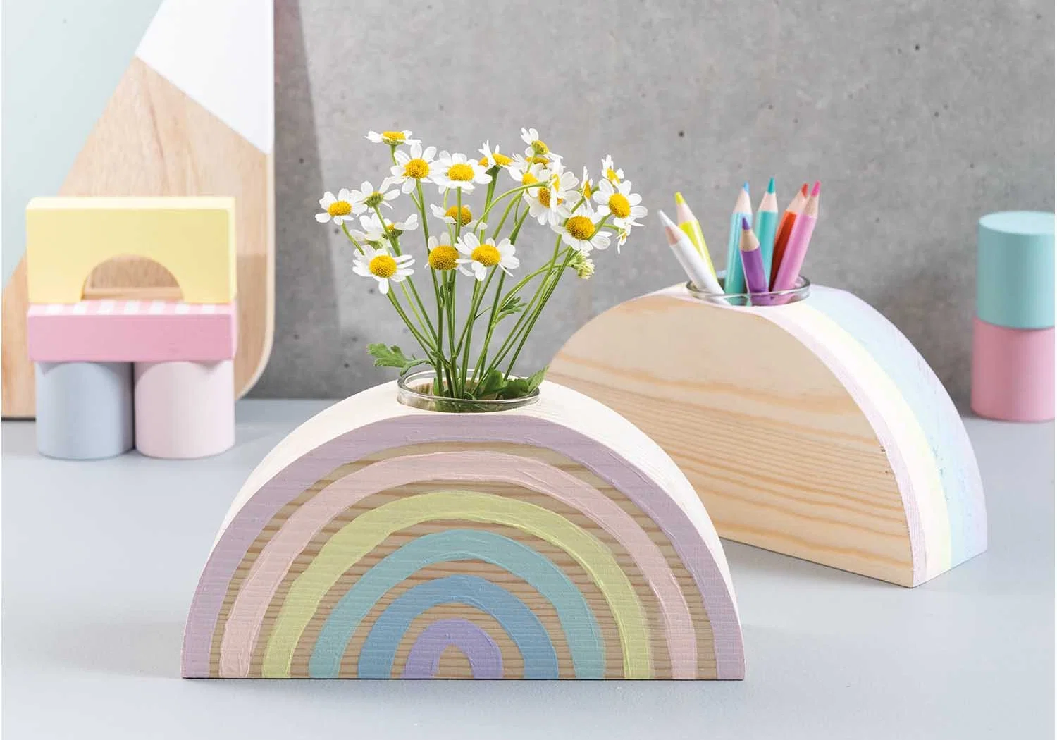 Holz-Regenbogen mit großer Glasvase und Blumen drin mit Pastellfarben bemalt