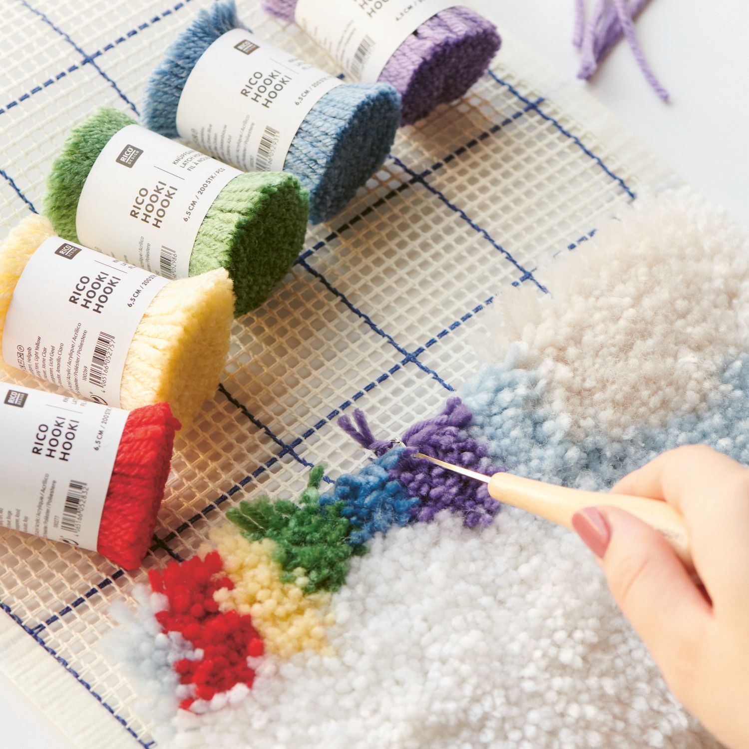 Rico Hooki Hooki Regenbogen-Wandbehang wird geknüpft