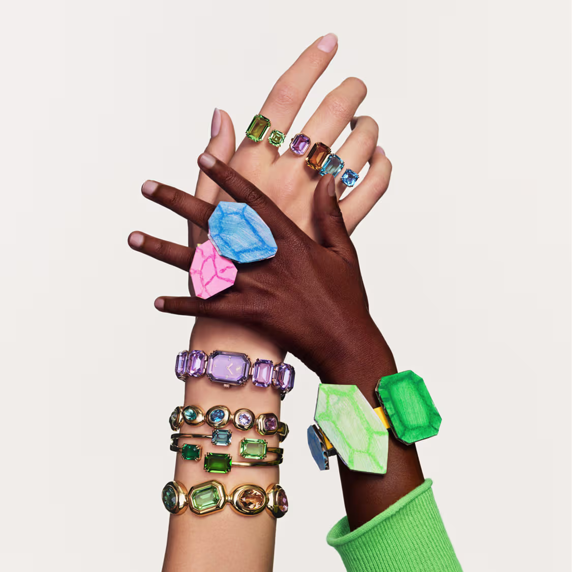 Mani di modelle con diversi bracciali Swarovski