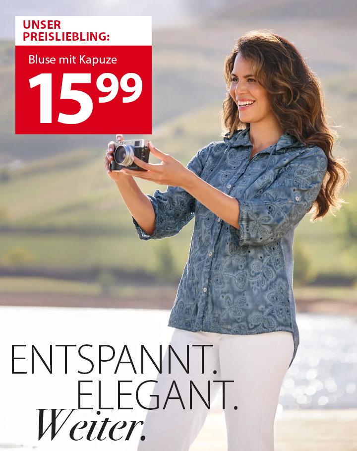 Frauenmodel trägt blaue, bemusterte Bluse mit Kapuze, weiße Hose, seitliche Pose, Kamera in der Hand, Text: entspannt, elegant, weiter, Natur im Hintergrund.
