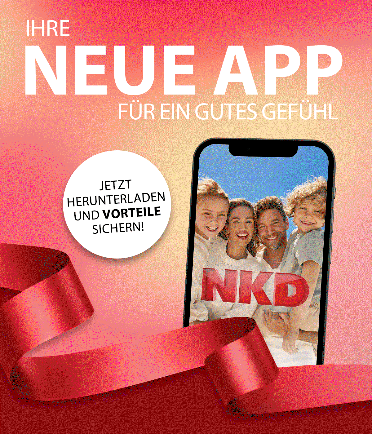 Ihre neue App für ein gutes Gefühl. Jetzt herunterladen und Vorteile sichern. Smartphone mit NKD-App. Mann, Frau und Kind, lächelnd, eng beieinander.