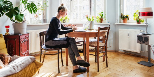 Frau am Laptop im Homeoffice