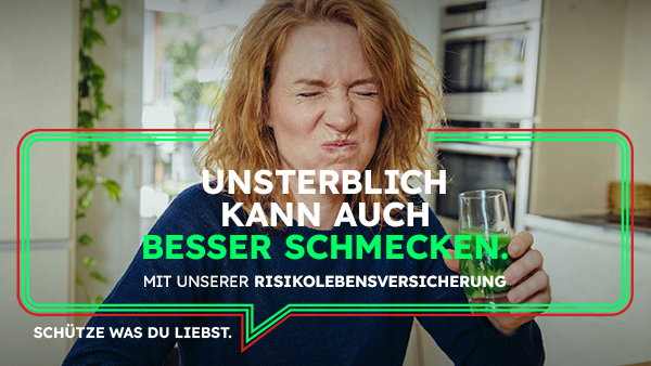 Frau, die grünen Saft trinkt und das Gesicht verzieht. Daneben der Schriftzug 