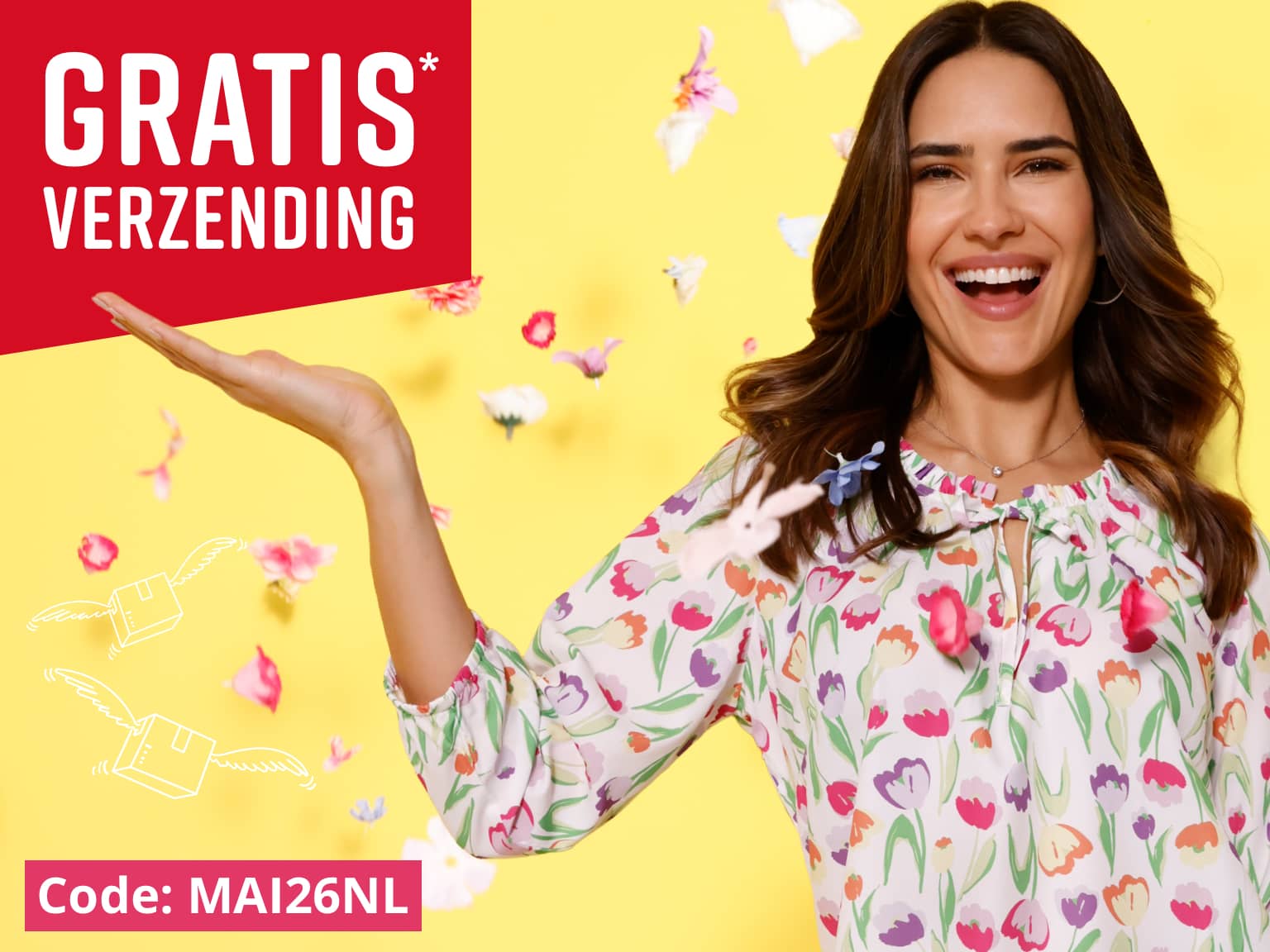 Een model in een gebloemde blouse houdt beide handen zijwaarts op voor een gele achtergrond. Kleurrijke bloemblaadjes en kleine witte pakketten met vleugels zweven om haar heen. Tekst in de afbeelding: 'GRATIS VERZENDING'.