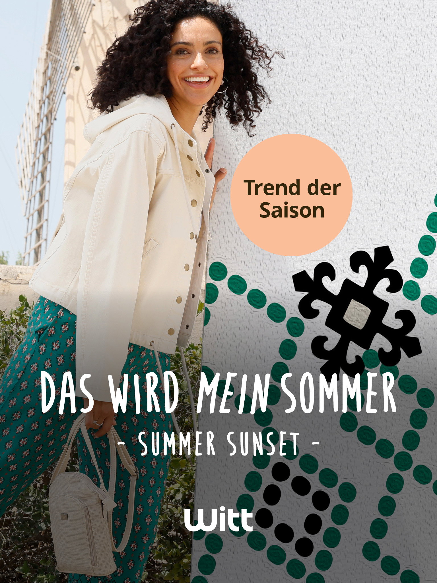 Das Bild zeigt eine Frau in cremefarbener Jacke und grün gemusterter Hose, die im Freien an eine gemusterte Leinwand mit schwarzen und grünen Ornamenten gelehnt steht. Mittig steht in weißer Schrift der Text 'Das wird mein Sommer - Summer Sunset - Witt' und auf orangem Hintergrund steht der Text 'Trend der Saison'.