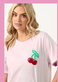 YOURS – Rosafarbenes T-Shirt mit Kirsche und College-Borte