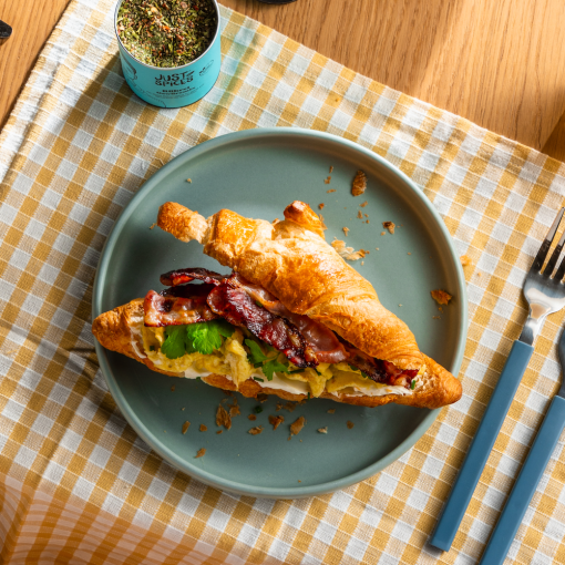 Image of Croissant mit Rührei und Bacon